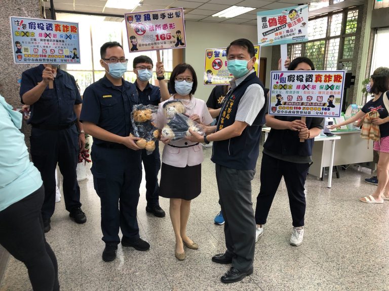 圖片說明：日前臺中市警察局第二分局分局長陳家銘，前往臺中健行路郵局致贈「進階版阻詐熊讚」泰迪熊，以感謝郵局行員與警方阻詐連線成功。(記者謝榮浤翻攝)
