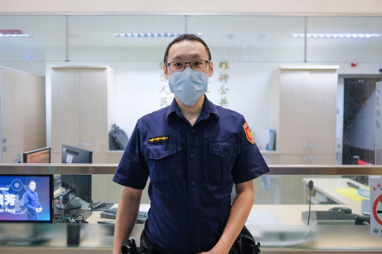 圖片說明：南港派出所警員李讚芳多方勸阻之下才使被害人放棄匯款，不讓歹徒的詐騙詭計得逞。(記者林艷林翻攝)