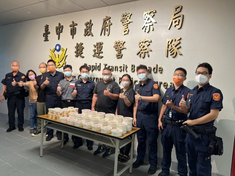 圖片說明：霧峰知名涼麵店有感於警察執勤辛勞，特地準備了店家特製的特色涼麵，致贈中市的捷警同仁。