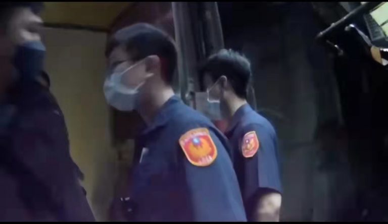 圖片說明：廖男不滿表妹張女早戀陳女，約談判破局，萬華警火速到達現場化解糾紛。(記者吳萍翻攝）