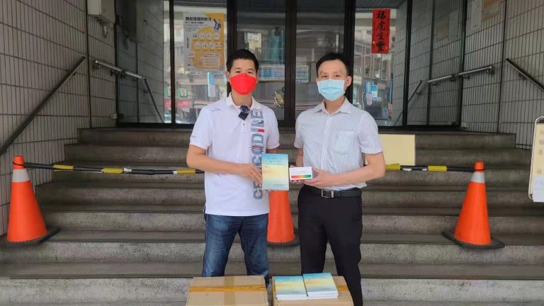 圖片說明：幸陽建設楊總赠送1000劑快篩以及心靈書籍給台中市警第三分局，秘書室林愷庭代表接受。(記者吳萍翻攝）