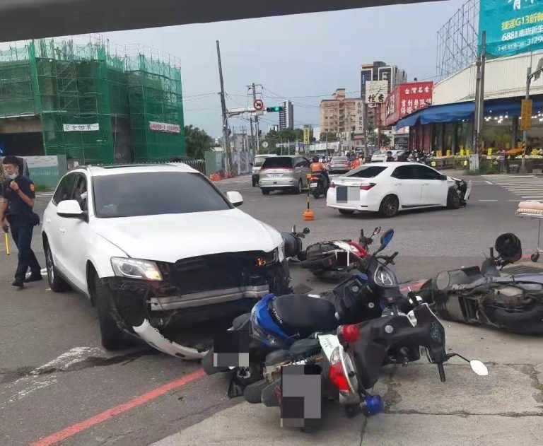 圖片說明：曾姓男子違規闖紅燈，失控衝執勤員警等5輛機車，人幸無大礙。(記者吳萍翻攝）
