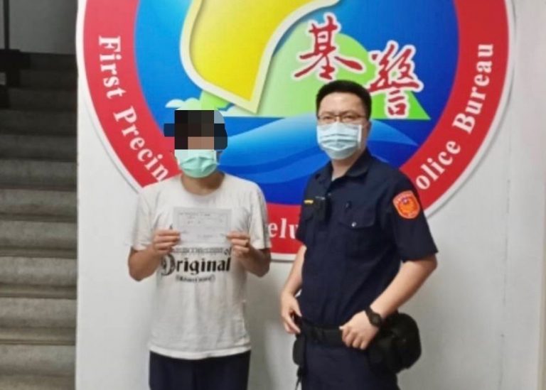 圖片說明：男子對員警陳志安熱心的協助感激不已，頻頻致謝。(記者宋紹誠翻攝)