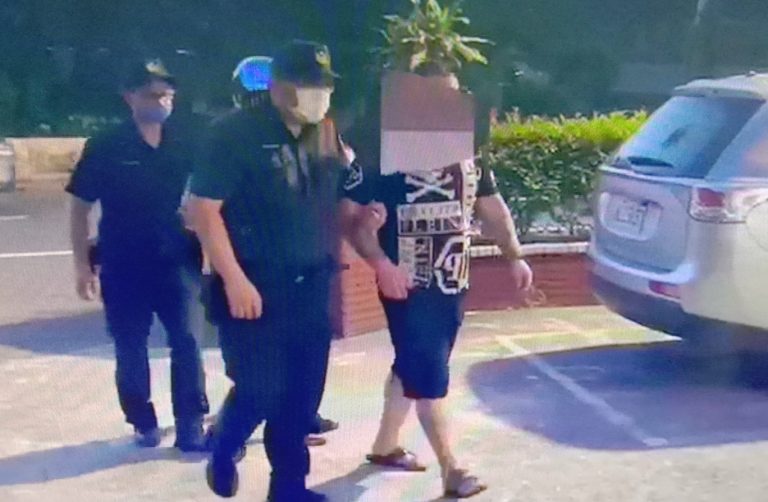 圖片說明:黃姓等4名犯嫌疑攔下搭乘計程車的被害人後,持長膠條毆打。(記者宋紹誠翻攝)