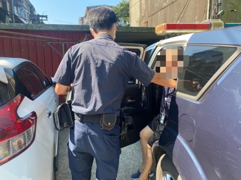 圖片說明：南榮路派出所警員魏簡彣及陳思雯將疑有智能障礙男子載返派出所安置。 (記者宋紹誠翻攝)