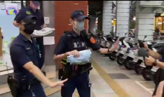 圖片說明：忠二路派出所所長張畯盛指出，經清點計千餘發子彈，外觀完整。(記者宋紹誠翻攝)