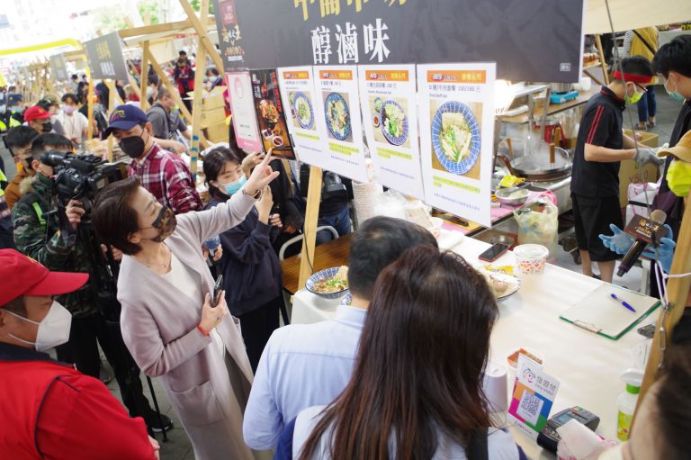 圖片說明：「滷味之王」將傳統市場經典特色滷味傳遞予民眾（記者陳麗貞翻攝）