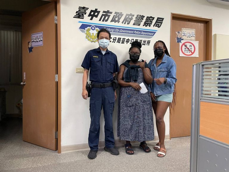 圖片說明： YO~YO~ check it out！南非籍教師不慎將隨身背包遺失，臺中市警察局第二分局公園派出所使命必達迅速協助尋回後合影。