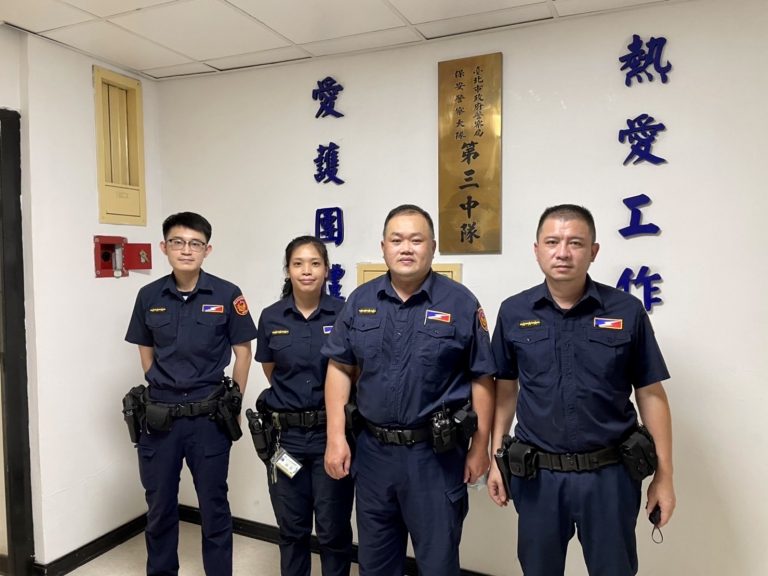 圖片說明：臺北市保安警察大隊警員陳政憲、上官立儀、小隊長簫芸璟及警員林高次等4人由左至右。(記者宋紹誠翻攝)
