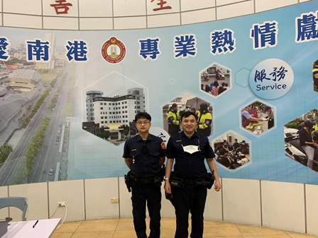 圖片說明：玉成派出所警員李昆霖、警員諶啟天獲報有老嫗因外出散步而迷途，積極協助老嫗回到溫暖的家。(記者林鈞澤翻攝)