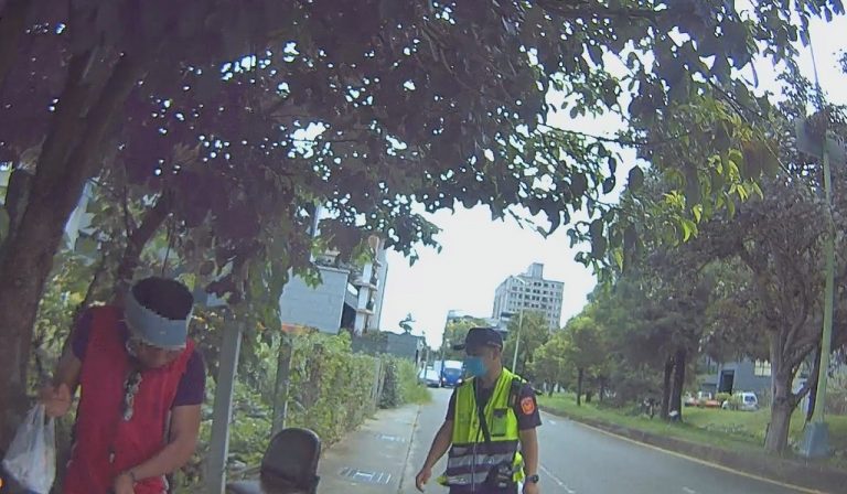 圖片說明：中警第五分局日前，在疏導車禍現場交通時，發現男子很眼熟，主動上前盤查意外查獲通緝犯。(記者謝榮浤翻攝)