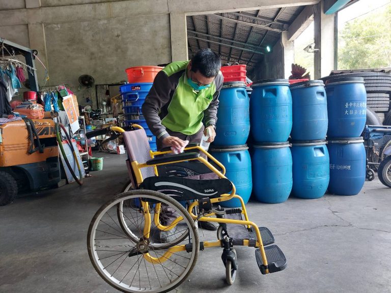 圖片說明：臺中市政府環保局大肚區清潔隊日常清運時，回收輔具將整理、消毒後，再次賦予回收物品新生命，捐贈給弱勢民眾及公益團體，讓愛延續。