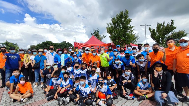 圖片說明:市長盧秀燕於今(4)日出席后里花田綠廊「111年Roller Ski全國青少年錦標賽」與大家合影。(記者謝榮浤翻攝)