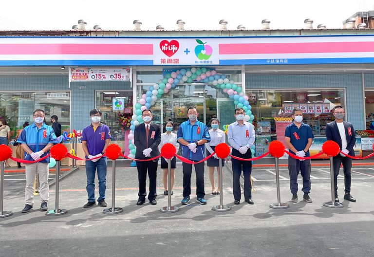 圖片說明：萊爾富於平鎮復梅店打造超市型複合店「萊鮮生Mr.Hi」，由萊爾富董事長與嘉賓一同剪綵慶開幕。(圖/萊爾富提供)
