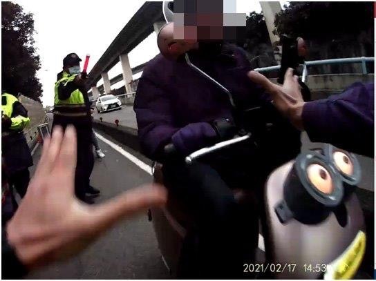 圖片說明 : 洪男假意配合，竟猛然加速逃逸，導致員警右手手腕扭挫傷。(記者宋紹誠翻攝)