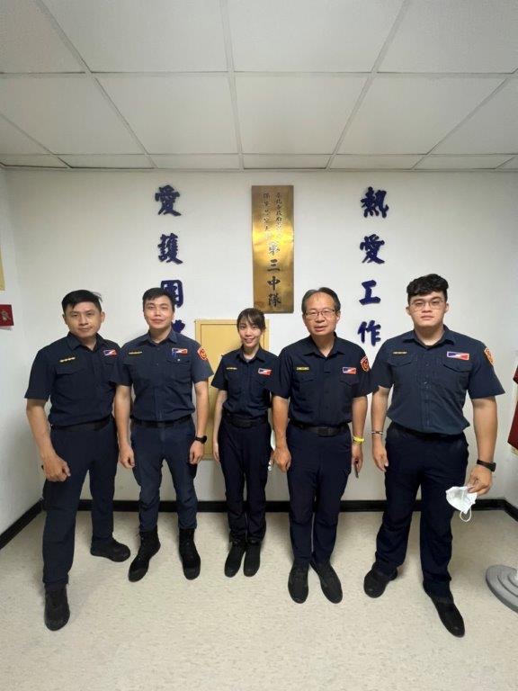 圖片說明：臺北市保安警察大隊第三中隊小隊長謝宗孝、警員陳敬旻、黃書伶、中隊長吳文城及警員陳建程(由左至右)。(記者宋紹誠翻攝)