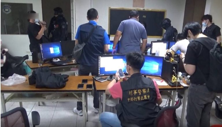 圖片說明：中市警局針對網路博弈組成專案小組，迄今已破獲多場線上博弈機房、call客中心等，並查扣大量電腦設備等設備，杜絕更多賭客遭詐。(記者謝榮浤翻攝)