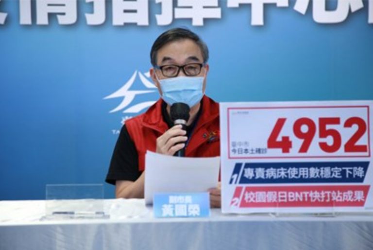 圖片說明：臺中市副市長說明校園假日兒童疫苗快打站執行順利，呼籲兒童踴躍接種。(記者謝榮浤翻攝)