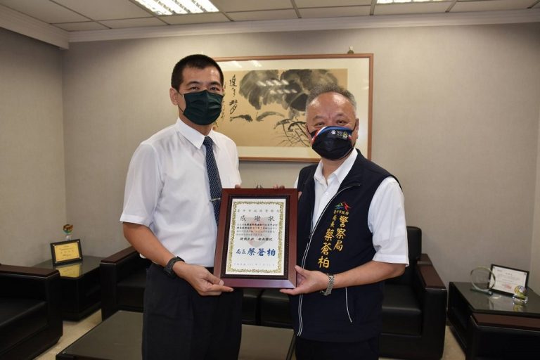 圖片說明：臺中市政府警察局長蔡蒼柏(右)致贈銀行鍾副理(左)感謝狀，感謝銀行為警民合作聯手阻詐做出最佳示範。 (記者謝榮浤翻攝)