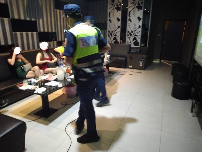 圖片說明：中警四分局於日前深夜針對轄內八大行業執行威力掃蕩臨檢。 (記者謝榮浤翻攝)