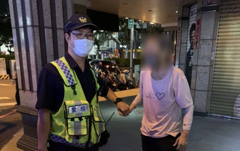 圖片說明：台中市政府第四分局大墩派出所員警以巡邏車助迷航李姓老嫗返回住處。(記者林㤈輝翻攝)