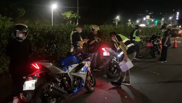 圖片說明：金山警規劃執行「環、警聯合稽查」，偕同新北市政府環保局針對危險駕車及改裝排氣管噪音車嚴格攔檢取締。（記者徐煜勝翻攝）