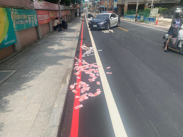圖片說明：嫌犯遭逮贓款散落一地。（記者宋紹誠翻攝）