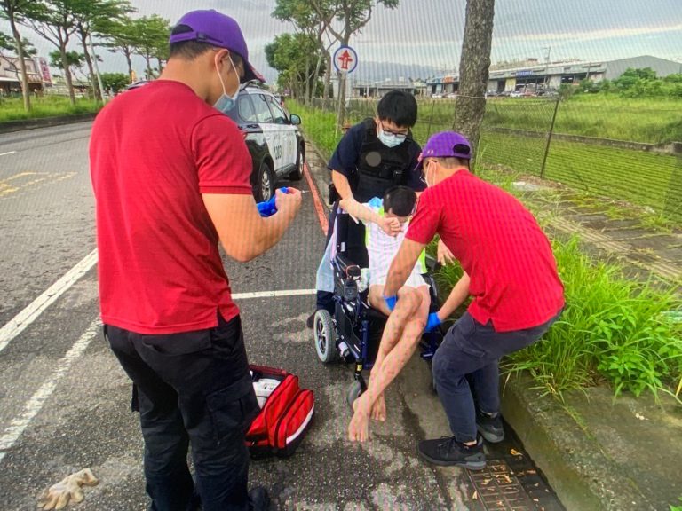圖片說明：蘆竹警消合力救扶身障男子。（記者宋紹誠翻攝）
