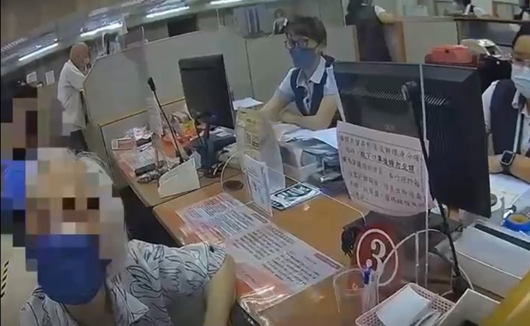 圖片說明：汐止警接獲華南銀行汐止分行行員通報有名婦人急於欲匯款54萬裝潢房子，疑似被騙。（記者徐煜勝翻攝）