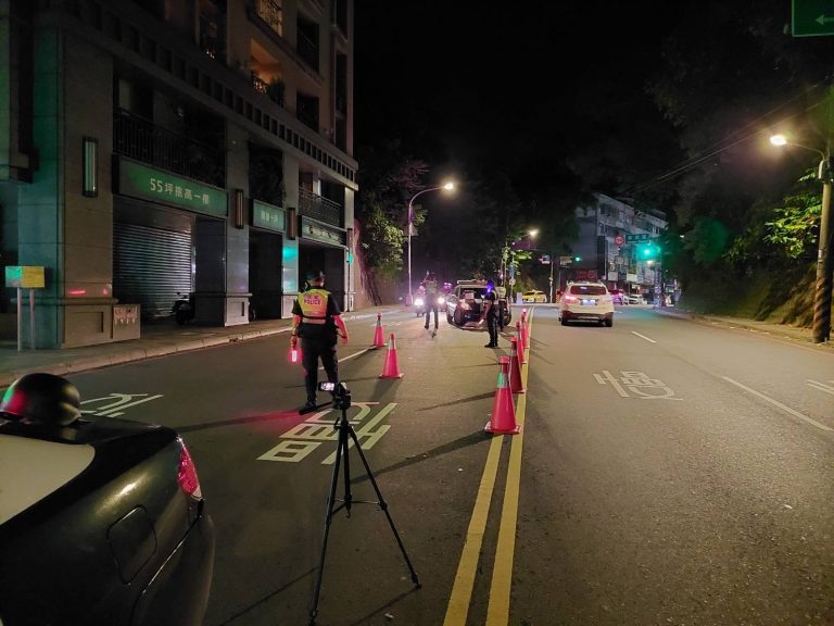 圖片說明：中和警實施擴大臨檢。（記者徐煜勝翻攝）