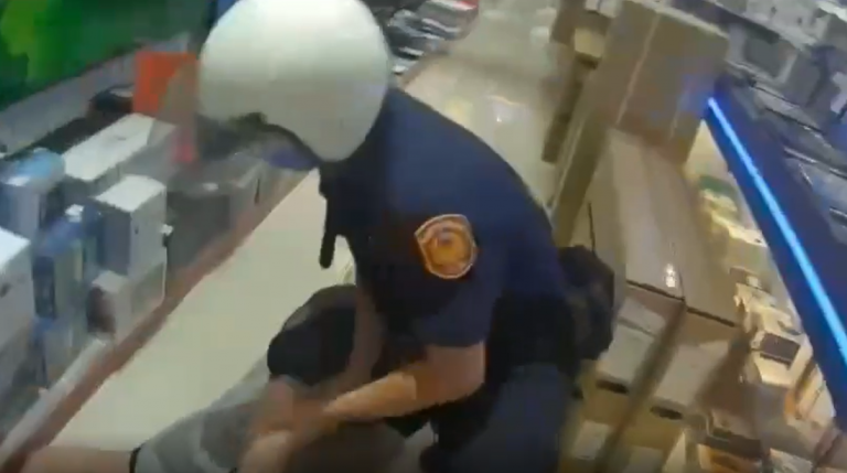 圖片說明：汐止警火速將傷人醉漢逮捕。（記者徐煜勝翻攝）