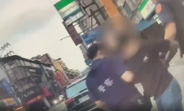 圖片說明：汐止警將鬧事屁孩全部逮捕回警局。（記者徐煜勝翻攝）