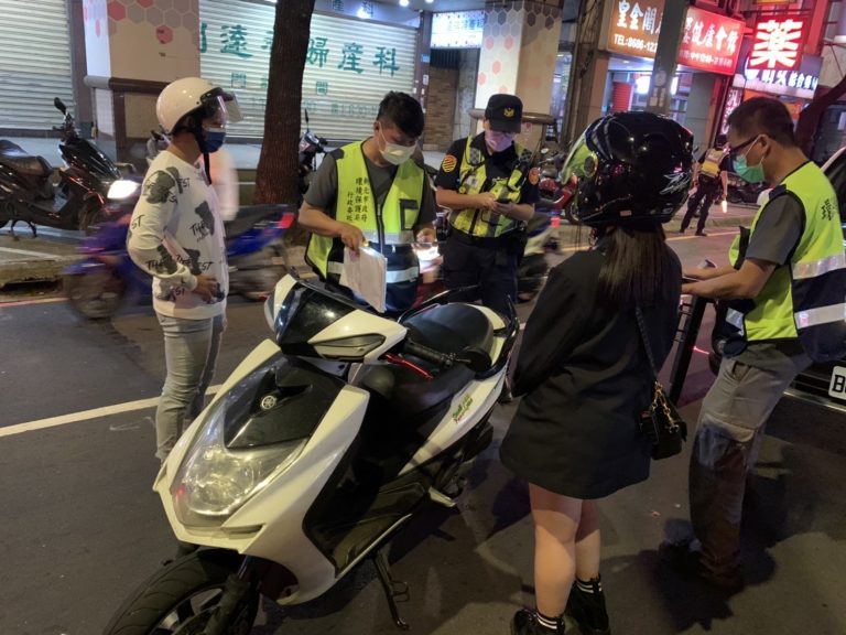 圖片說明：樹林警連手新北市政府環保局在夜間時段在中華路執行噪音、改裝車輛稽查。（記者徐煜勝翻攝）