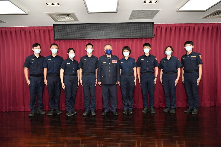 圖片說明：臺中市政府警察局蔡蒼柏局長主持職務人員授階，表彰陞職及初任巡官等職務人員榮譽，並期許共同維護臺中治安。(記者謝榮浤翻攝)