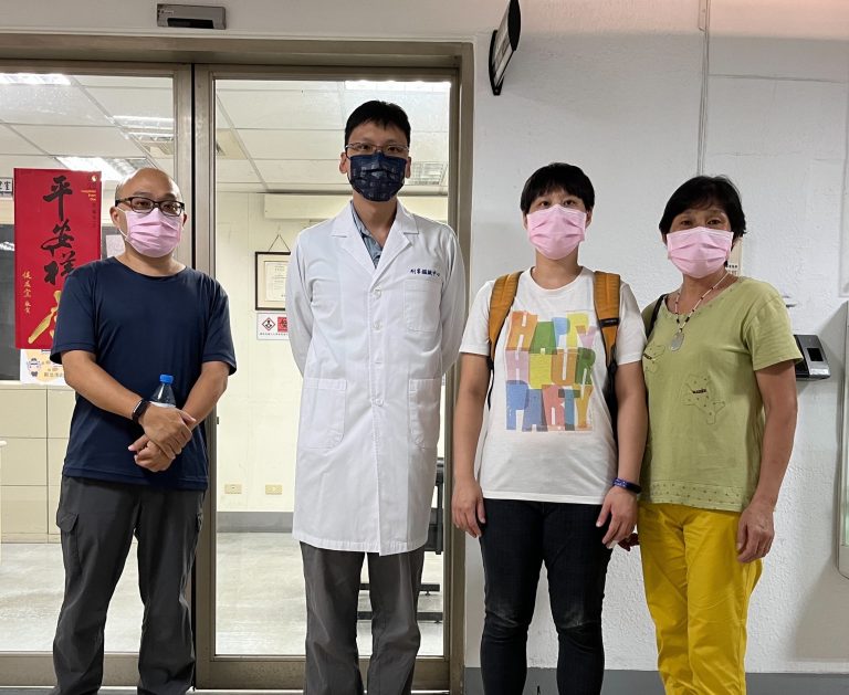 圖片說明：(左一)黃男的女婿(左二)鑑識中心警務正蘇愷安   (右二)黃男女兒 (右一)黃男老婆。（記者戴昱弘翻攝）