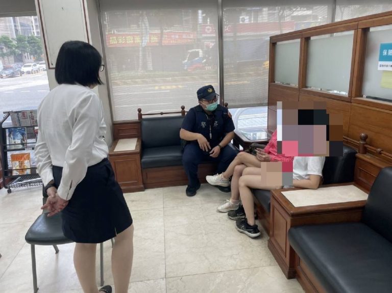 圖片說明：南崁所員警阻止一名婦人遭自稱伊拉克將軍的男網友詐騙。（記者宋紹誠翻攝）