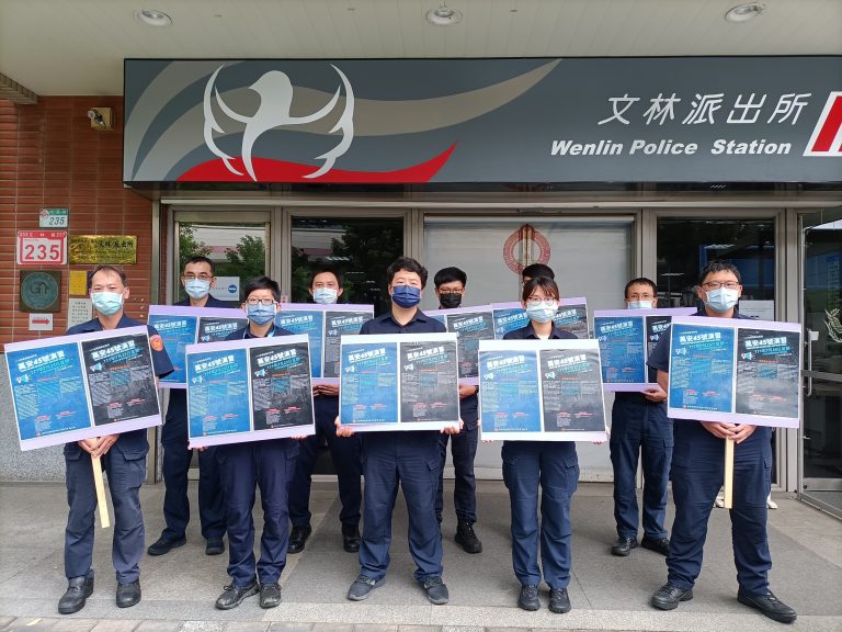 圖片說明:士林分局外勤員警,組成宣導小組,向士林地區居民宣導萬安演習注意事項。(記者林艷林翻攝)