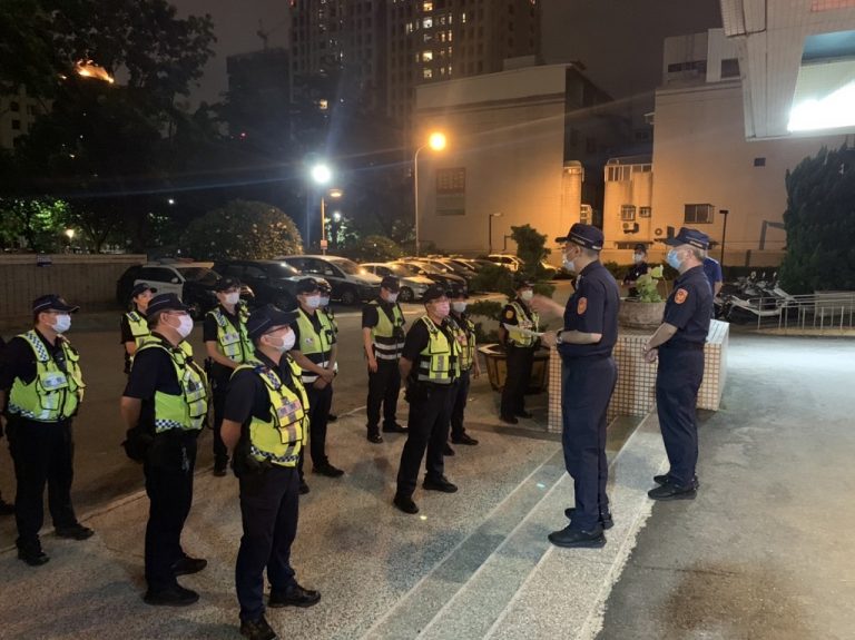 圖片說明：中警四分局日前與環保局、監理站等組成「環、警、監」聯合稽查小組，攔查疑似噪音及改裝車檢驗不合格者，依噪音管制法等相關規定告發。 (記者謝榮浤翻攝)