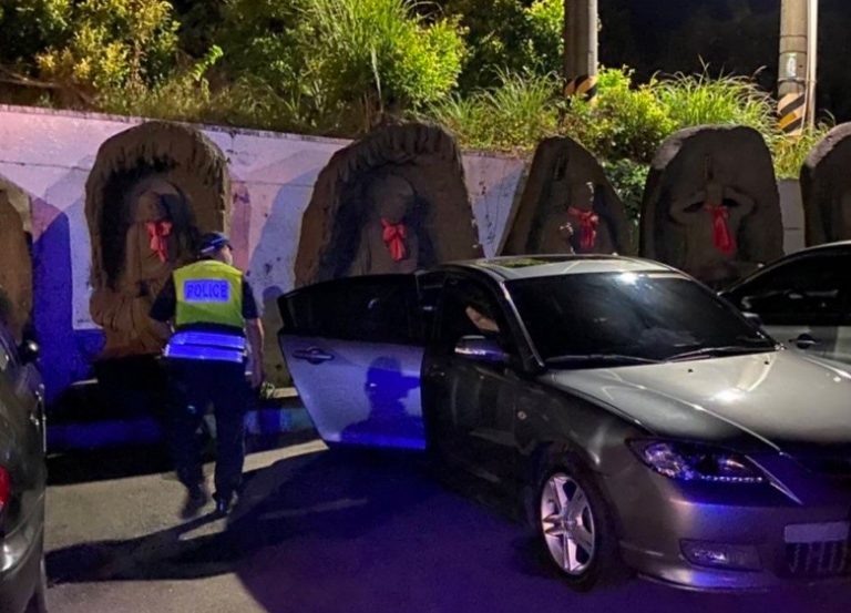 圖片說明：警員許文明、石郁彣晚間巡發現路旁停著一輛自小客車，右後車門大開卻未見車主在場。(記者宋紹誠翻攝)
