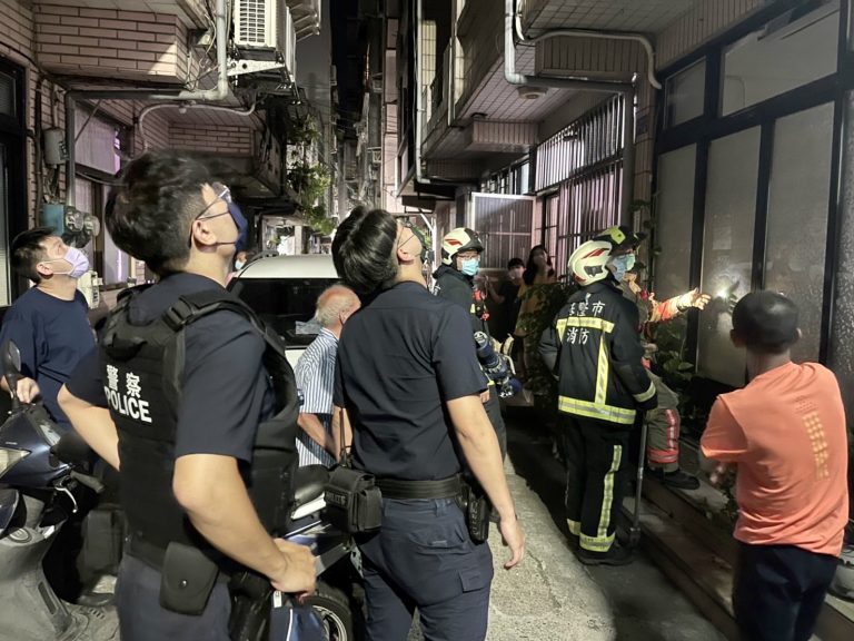 圖片說明：徐姓婦人受困住家頂樓，中山派出所所長古家銘等人據報到場後，立即聯繫消防人員到場協助救援。(記者宋紹誠翻攝)