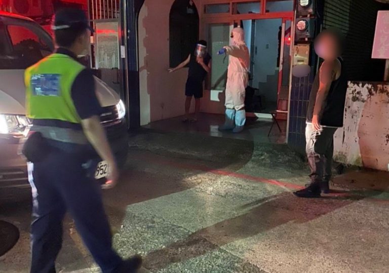 圖片說明：員警聯絡救護人員協助送醫，全力防護以避免患者症狀惡化，發生不幸。(記者宋紹誠翻攝)