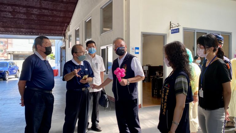 圖片說明：臺中市政府警察局長蔡蒼柏今(22)日前往潭子區慈濟心田聯絡處快打站慰勉維安員警。(記者謝榮浤翻攝)