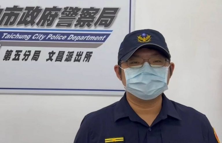 圖片說明：臺中市政府警察局第五分局文昌派出所副所長陳重銘說明紀姓男子酒醉躺臥道路相關原委。(記者謝榮浤翻攝)