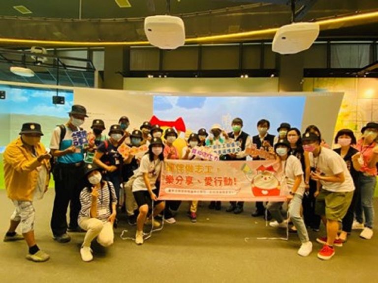 圖片說明：臺中市政府社會局結合台中願景館、社團法人中華安得烈慈善協會及台中捷運公司，分別於今、明兩日及7月30日舉辦一日志工體驗活動。(記者謝榮浤翻攝)