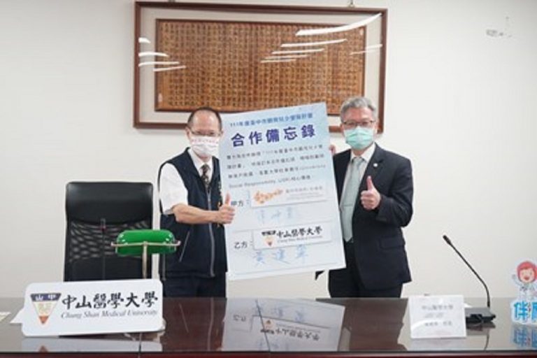 圖片說明:中市社會局副局長陳坤皇與中山醫大校長黃建寧簽署合作備忘錄,宣告活動啟航。(記者謝榮浤翻攝)