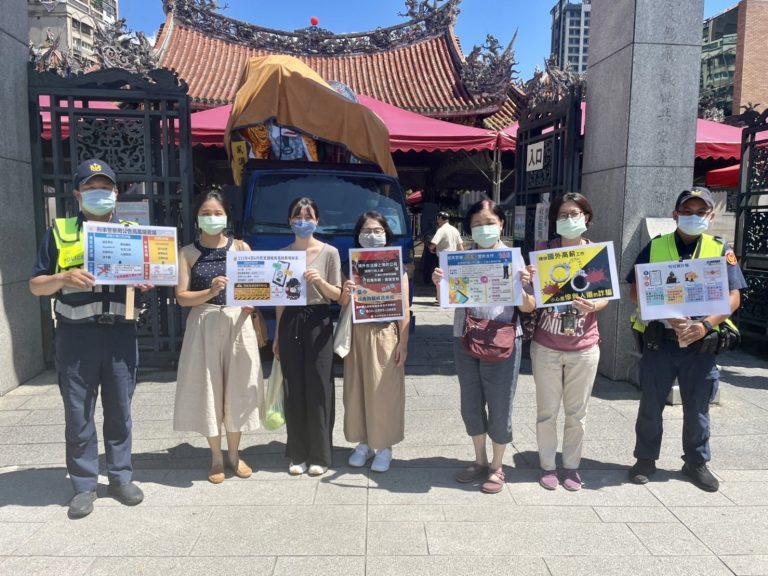 圖片說明：臺北市保安警察大隊至萬華龍山寺手持宣導海報、標語，呼籲民眾從「識詐」做起，提高自我防詐意識。(記者宋紹誠翻攝)