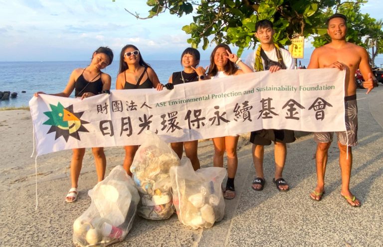 圖片說明：暑假期間處於各離島旅遊旺季，居琉潛水老闆鍾秉辰（右一）藉此邀請許多民眾加入淨灘的行列。 （圖/財團法人日月光環保永續基金會提供）