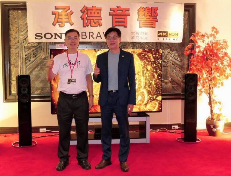 圖片說明：「圓山大飯店」林育生董事長（圖右）親臨展覽現場，並與「承德音響」蔡鴻祺董事長（圖左）親切互動。（記者吳萍拍攝）