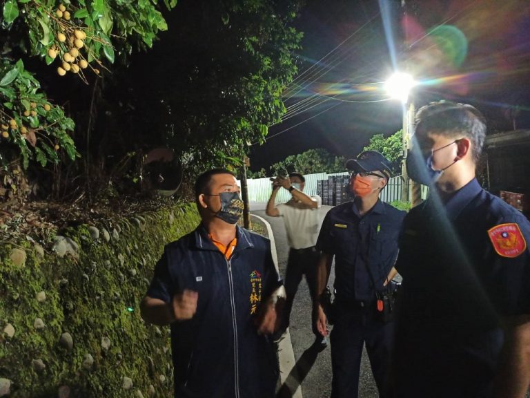 圖片說明:臺中市政府警察局護農專案深獲果農肯定,此為警方執行「護農專案」勤務情形。 (記者林㤈輝翻攝)