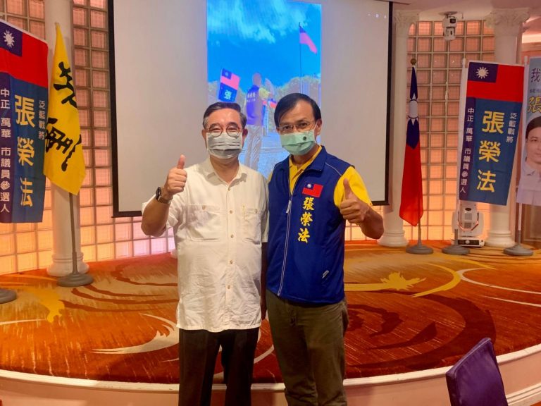 圖片說明：新黨主席吳成典（圖左）新黨台北市議員候選人張榮發（圖右）合影。（記者吳萍攝）
